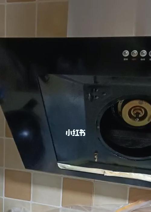如何正确清洗油烟机（有效清除油烟机油垢）