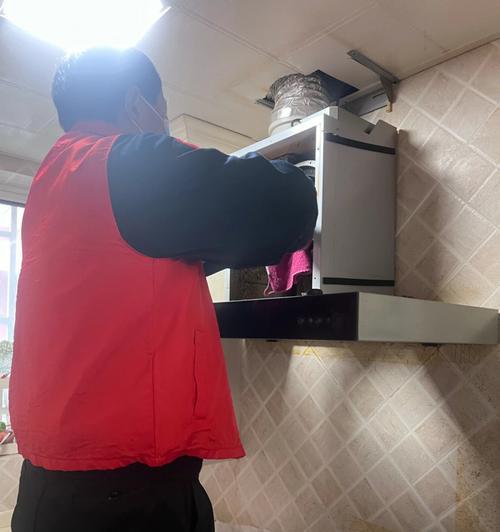 海盐饭店油烟机清洗方法（让油烟机恢复清洁）