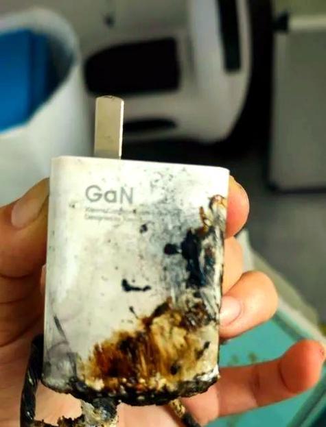 满电状态下不拔充电器使用手机会有什么影响？