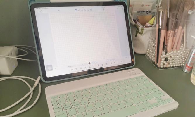 王墨绫子使用的键盘品牌是什么？该键盘有何特点？