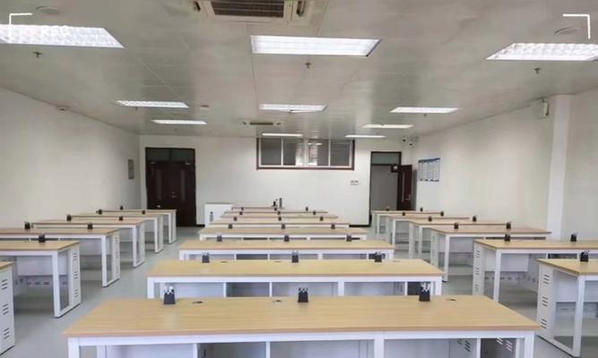 机房教室使用的键盘类型是什么？它们有何特殊设计？