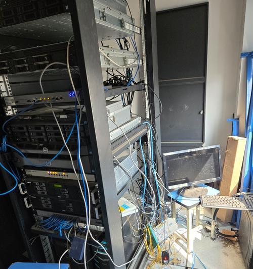 机房教室使用的键盘类型是什么？它们有何特殊设计？