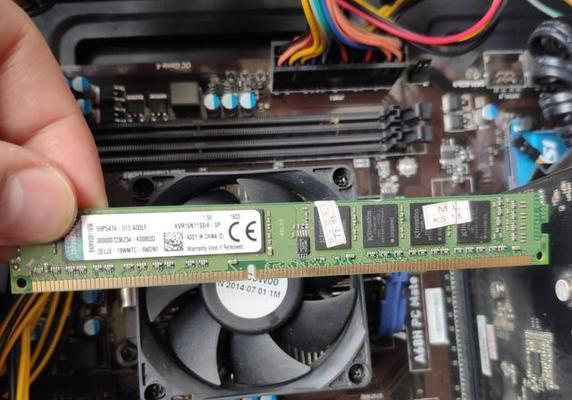 电脑内存盖板的开启方法是什么？