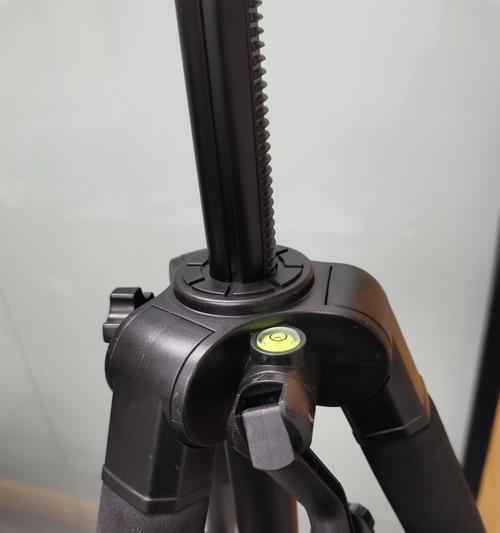 使用三脚架拍摄两部手机的技巧是什么？