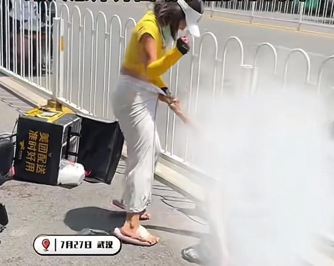 太恶劣！女骑手撞伤老人后想跑，被路人拦住后还动手打人