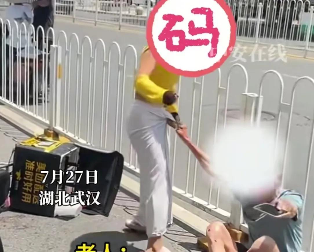 太恶劣！女骑手撞伤老人后想跑，被路人拦住后还动手打人