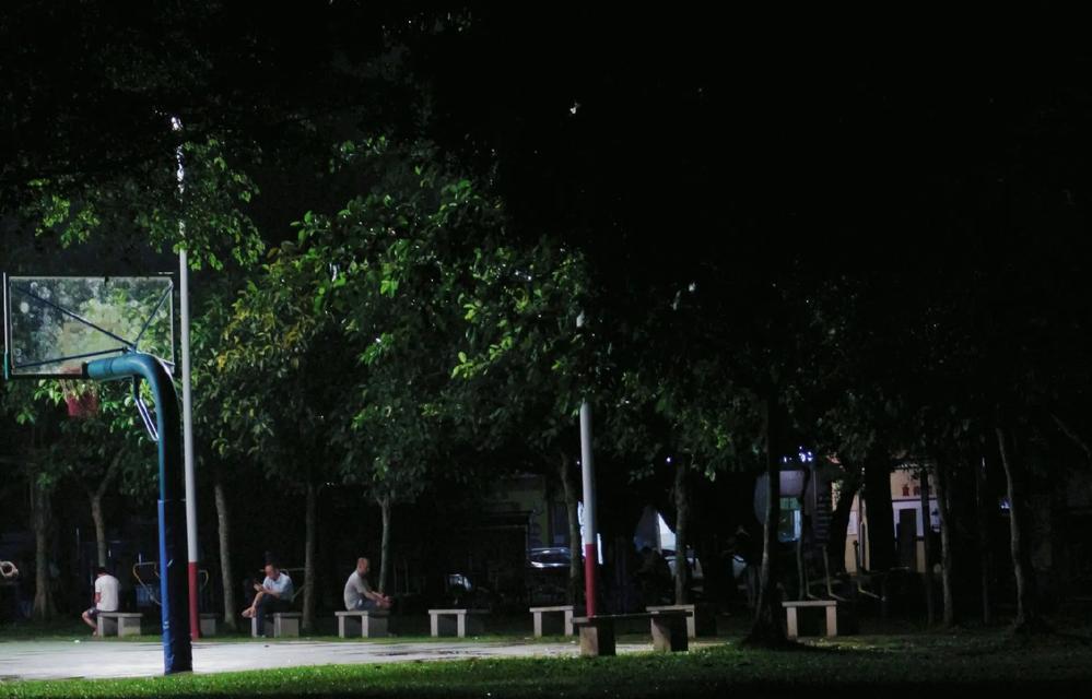 夜晚球场相机拍照技巧是什么？