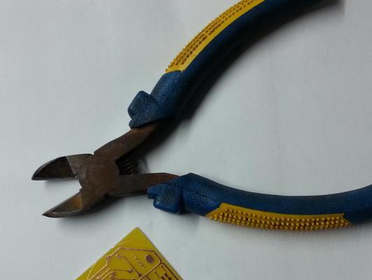 边听音箱边使用刀具的安全方法是什么？