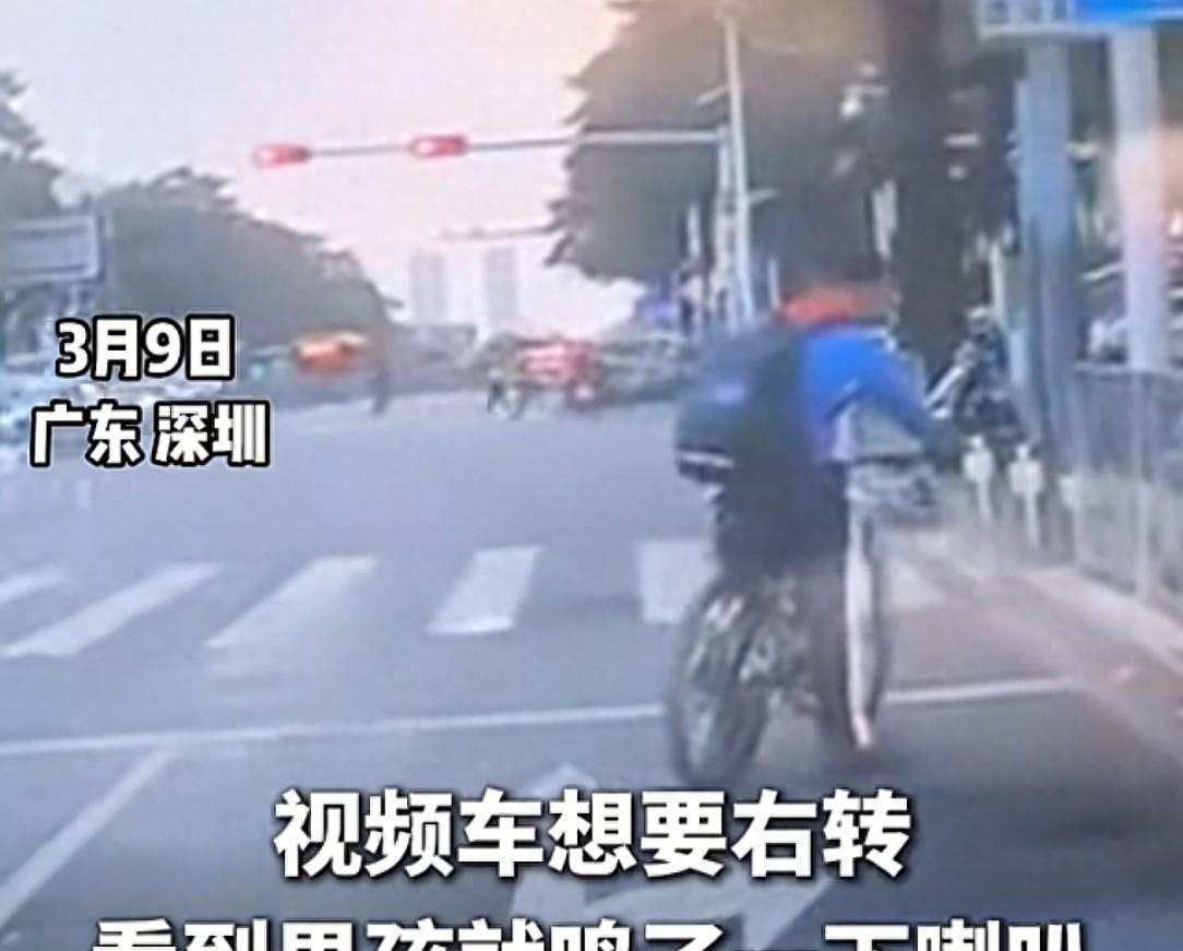 男孩骑车被后车按喇叭，生气堵车前不走，网友:年纪不大脾气不小